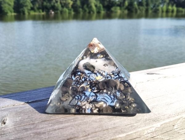 Kristallfeuerwerk Die magische Fusion der Edelsteine – Orgon Pyramide mit Opal, Pyrit, Rosenquarz und Bergkristall