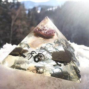 Kristalltraum Die magische Orgon Pyramide mit Amethyst Bergkristall Rosenquarz Verwandle deine Energie