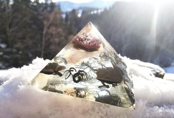 Kristalltraum Die magische Orgon Pyramide mit Amethyst Bergkristall Rosenquarz Verwandle deine Energie