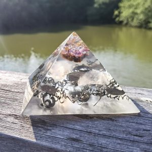 Kristalltraum Die magische Orgon Pyramide mit Amethyst, Bergkristall-Rosenquarz-Verwandle deine Energie!