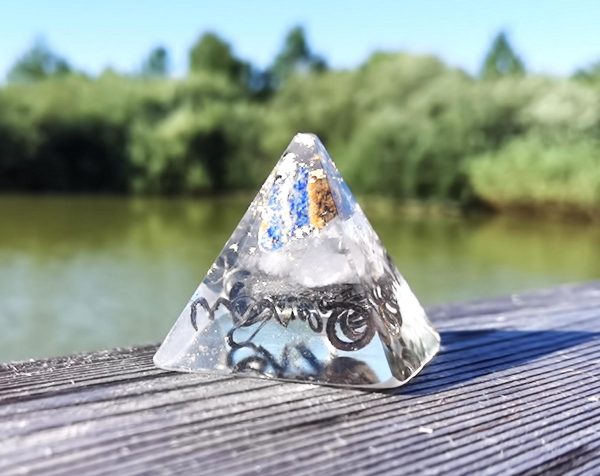 Mystisches Leuchten Die Sternentor-Lapislazuli Orgon Pyramide mit Rosenquarz und Bergkristall