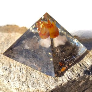 Orgon Pyramide Karneol, Rosenquarz, Bergkristall