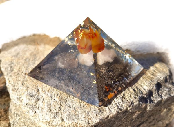 Orgon Pyramide Karneol, Rosenquarz, Bergkristall