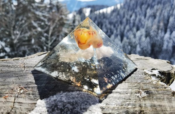 Orgon Pyramide Karneol mit Rosenquarz und Bergkristall