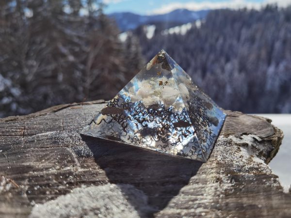 Orgon Pyramide Opal mit Rosenquarz und Bergkristall