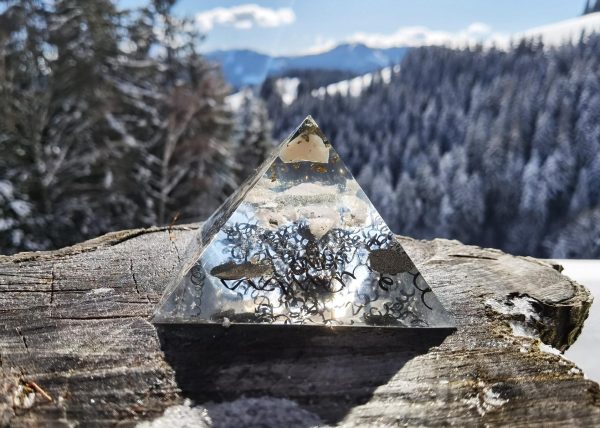 Orgon Pyramide Opal mit Rosenquarz und Bergkristall